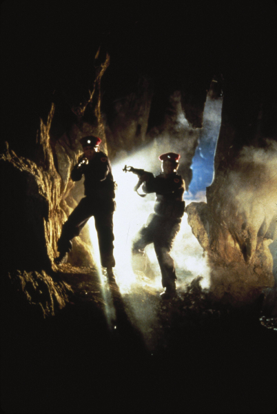 A frontvonal mögött borítókép