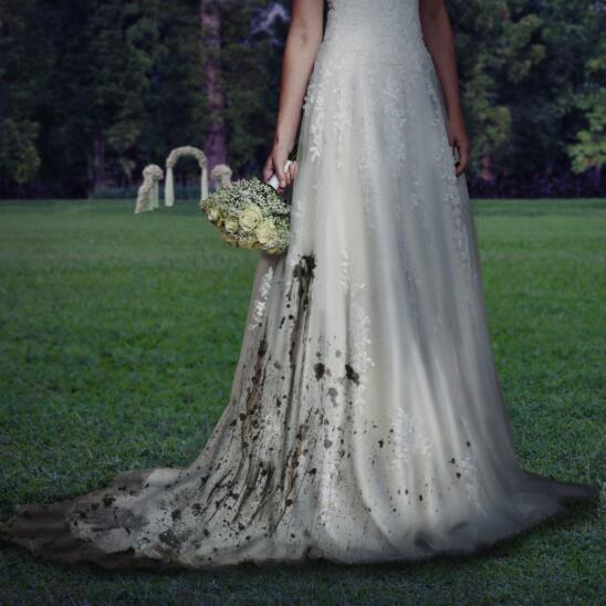 Ásó, kapa, koszorúslány borítókép