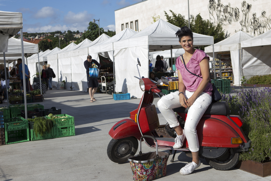 Dóra a piacon borítókép