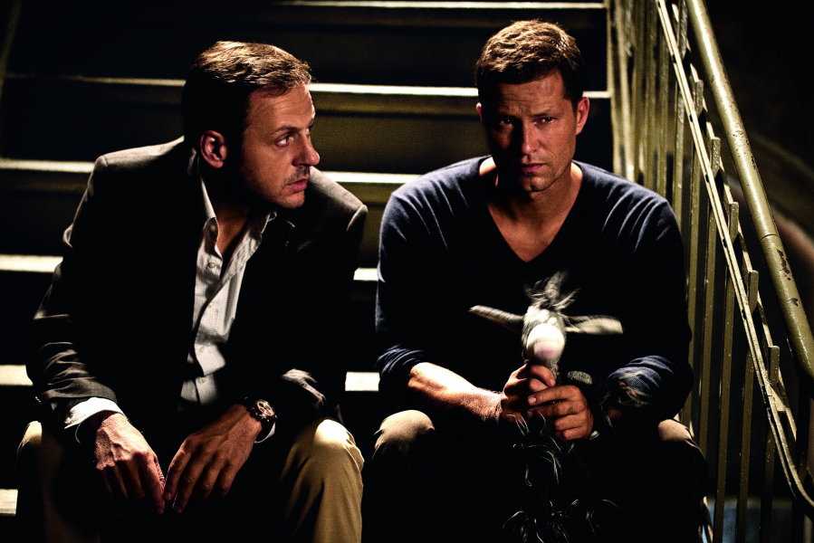 Kislány a küszöbön borítókép